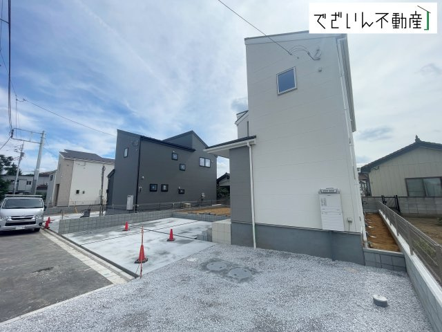【前面道路含む現地写真】 | Livele Garden.S上里町七本木 第6　新築住宅 | ≪1号棟≫穏やかな佇まいが、家族の新しい日常を優しく包み込む。静かな街並みに、安心して子育てできる環境が整っています。
現地(2026年6月撮影)