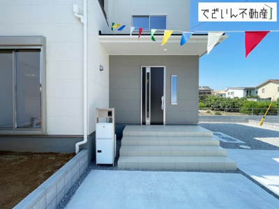 【玄関】 | Livele Garden.S上里町七本木 第6　新築住宅 | ≪1号棟≫清潔感溢れる玄関がお出迎えする本邸宅の物語は、ここから始まる日常を期待させます。この場所には「希望」と「優越」で包み込んでくれる「特別」な空間があります。
現地(2026年7月撮影)