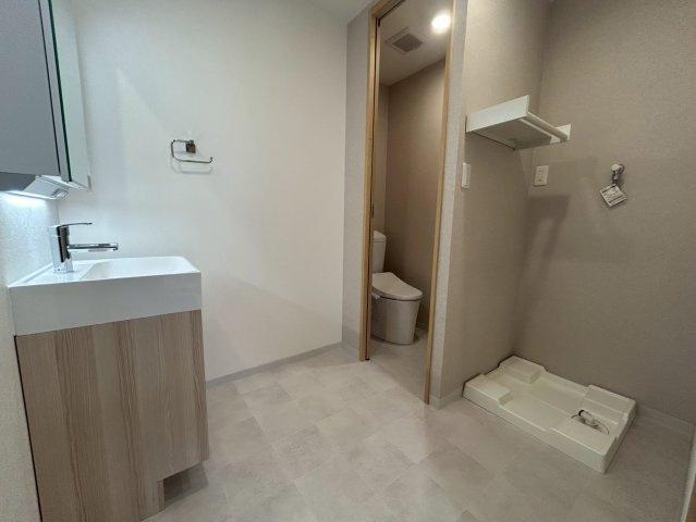 ミドリマンションの洗面所|明るい洗面所です