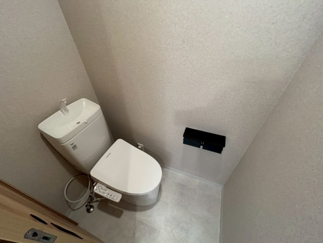 ミドリマンションのトイレ|落ち着いた色調のトイレです