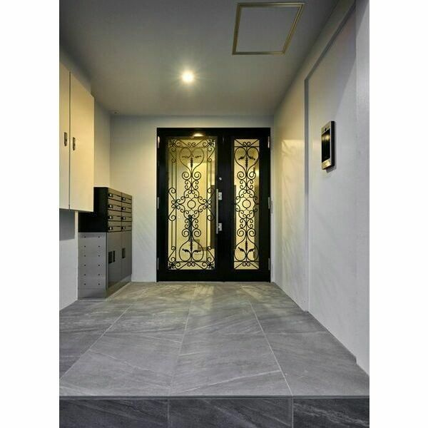 ＨＥＲＭＥ　ＹＯＹＯＧＩ　ＯＵＥＳＴのエントランス