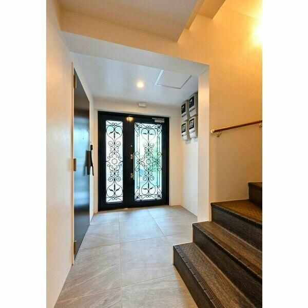 ＨＥＲＭＥ　ＹＯＹＯＧＩ　ＯＵＥＳＴのロビー