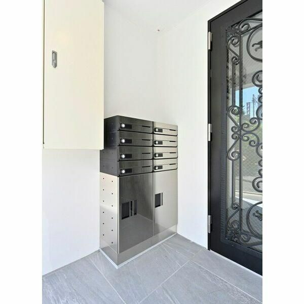 ＨＥＲＭＥ　ＹＯＹＯＧＩ　ＯＵＥＳＴのエントランス