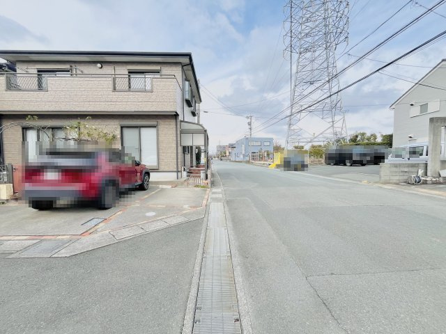 売中古戸建　中央区上島六丁目の前面道路含む現地写真|見通しが良く、車のすれ違いも余裕があるため安心して通行できます。