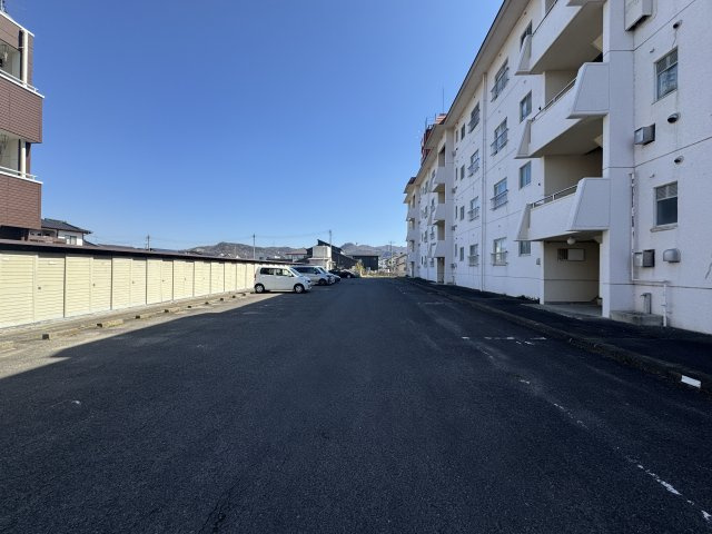 想定年間賃料1,762.2万　想定利回り23.56％　鉄筋コンクリート造の駐車場