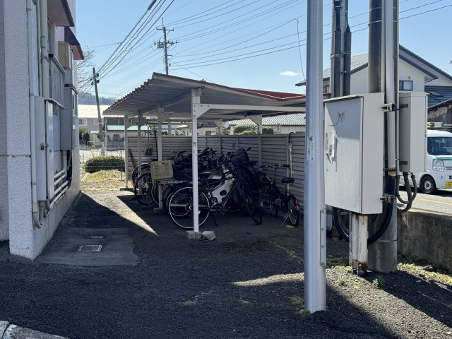 想定年間賃料1,762.2万　想定利回り23.56％　鉄筋コンクリート造の駐輪場