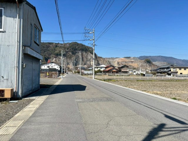中古戸建　大垣市草道島町　昭和50年築の前面道路含む現地写真