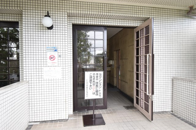 【エントランス】 | ドルミ南豊中 | サイトに掲載されていない箇所の写真、撮影してお届けさせて頂きます！気になる物件で、見たい部分の画像が無い場合は、弊社スタッフまでご連絡下さいませ。お客様の気になる箇所を、カメラにて撮影して参ります！