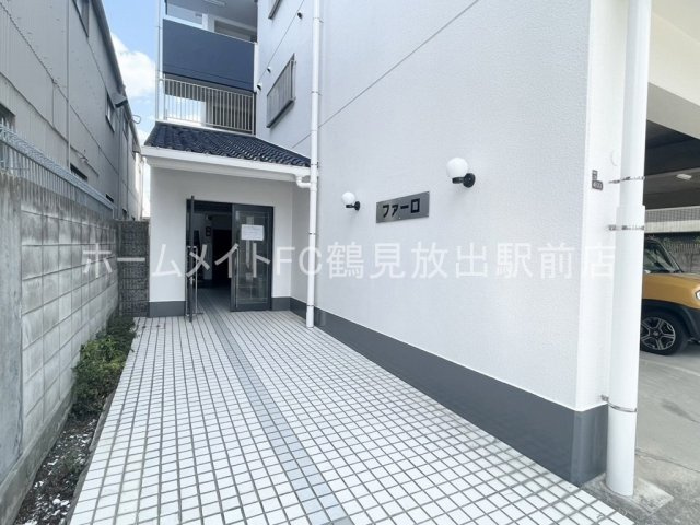 大阪市鶴見区今津中２丁目の賃貸マンションのエントランス