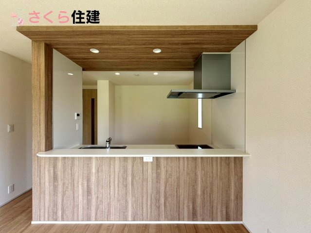 ブルーミングガーデン鶴田町第5期　3号棟のキッチン|対面式システムキッチン。リビングを見渡せるキッチンで家族の様子をうかがいながら料理がはかどりそう！