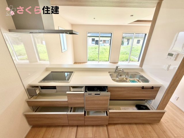 ブルーミングガーデン鶴田町第5期　3号棟のキッチン|キッチン下収納は奥まで引き出せるので、大きく屈まなくても楽に必要なものがパッと取り出せます！