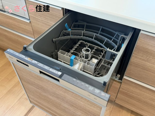 ブルーミングガーデン鶴田町第5期　3号棟のキッチン|手で洗うより時間もお金も節約に！暮らしにゆとりをもたらす食洗器完備。家族との時間も増えますね。
