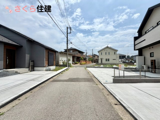 ブルーミングガーデン鶴田町第5期　3号棟の前面道路含む現地写真|前面道路幅員4ｍ！閑静な住宅街の一角になります。