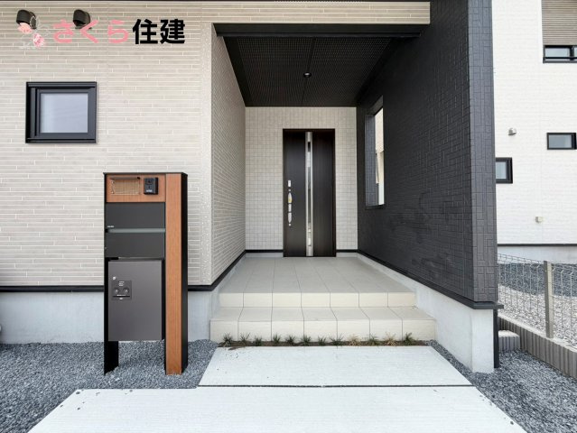 ブルーミングガーデン鶴田町第5期　3号棟の玄関|玄関扉はスマートキー対応で、両手に荷物があっても楽に簡単開け閉め！もちろんモニター付きインターホン！