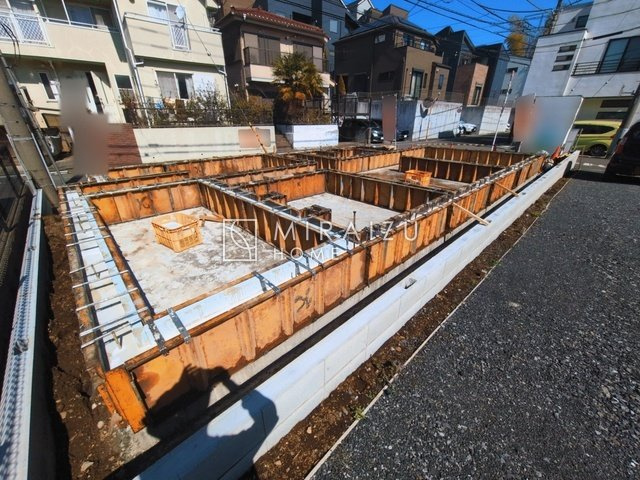 【前面道路含む現地写真】 | 青く澄み渡った綺麗な空と、陽の光をたっぷりと受ける、そんな新築住宅で新生活をスタートしてみませんか？見学・ご相談等、ミライズホーム(株)までお気軽にご連絡下さい♪