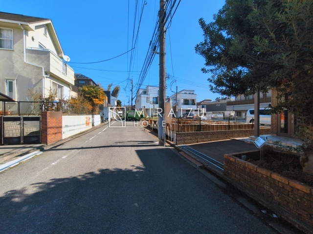 【前面道路含む現地写真】 | 青く澄み渡った綺麗な空と、陽の光をたっぷりと受ける、そんな新築住宅で新生活をスタートしてみませんか？見学・ご相談等、ミライズホーム(株)までお気軽にご連絡下さい♪