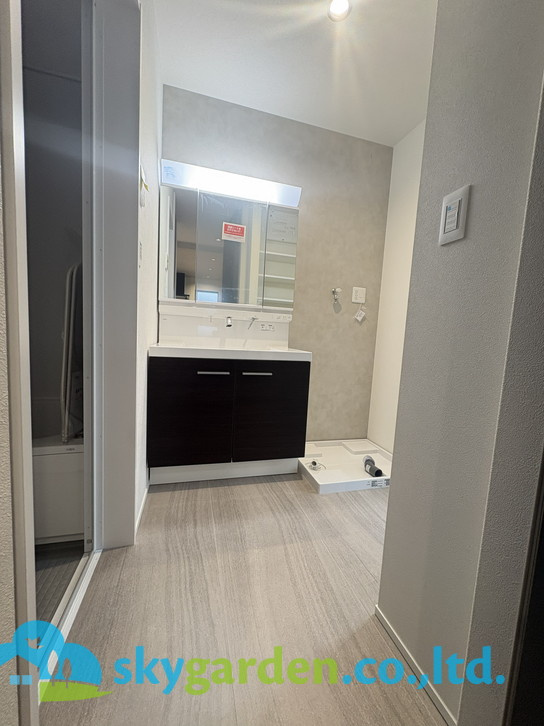 藤沢市柄沢《柄沢V》　新築戸建　全1棟の独立洗面台|独立洗面台あり、毎朝おしゃれに忙しい女性の方におすすめです