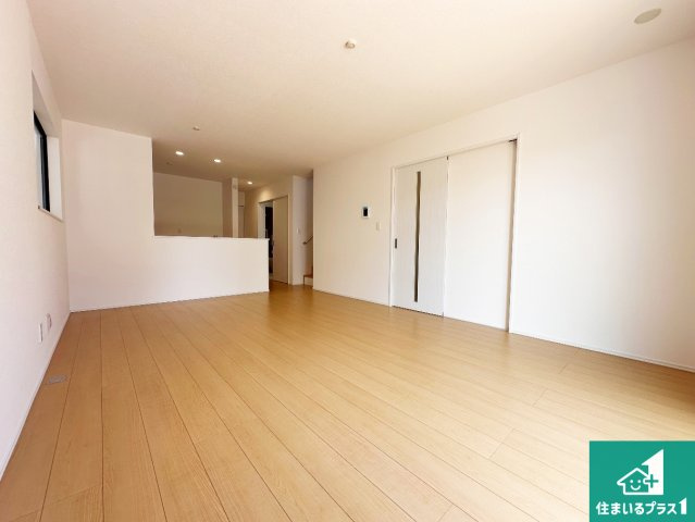 神戸市須磨区多井畑筋替道　新築一戸建ての居間・リビング|シンプルなリビングは、観葉植物等のインテリアを楽しめますね！パパ好みにも、ママ好みにも家具次第で雰囲気を変えることができます！