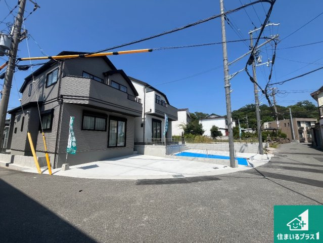 神戸市須磨区多井畑筋替道　新築一戸建ての前面道路含む現地写真|周辺は閑静な住宅街！前面道路広々で車の出し入れも便利です。駐車が苦手な方でも安心して車庫入れできます！