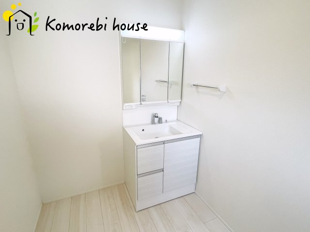 上尾市瓦葺　第1期　新築一戸建て　リナージュ　02の独立洗面台|朝の身支度には欠かせない独立洗面化粧台