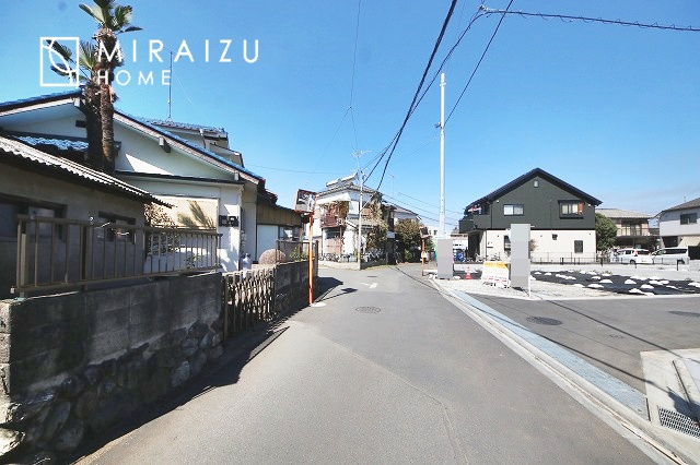【周辺】 | 通勤や家族の送迎など、毎日の生活にマイカーが欠かせない方にとって駐車場は大事な条件。敷地内にカースペースがあれば、お出かけやお買い物の際の搬入出も楽々です。

