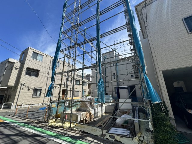 板橋区前野町2丁目　広々14帖ルーフバルコニー　新築戸建限定1棟の外観|前面道路は幅員約5mの一方通行の公道です♪
