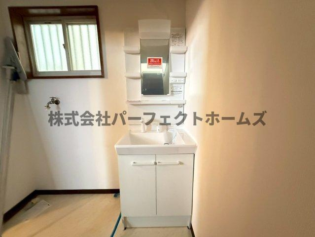 津田東町2丁目戸建　賃貸の独立洗面台|朝の支度にも助かる、独立の洗髪洗面化粧台