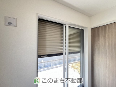 【防犯設備】 | WOODIE　久喜市青毛3丁目　1号棟 | 1階掃出し窓はシャッター雨戸で防犯性アップ♪
