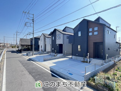 【前面道路含む現地写真】 | WOODIE　久喜市青毛3丁目　1号棟 | お車の出し入れもスムーズな前面道路♪
