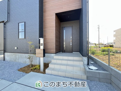【エントランス】 | WOODIE　久喜市青毛3丁目　1号棟 | 雨の日も安心の玄関ポーチ♪
