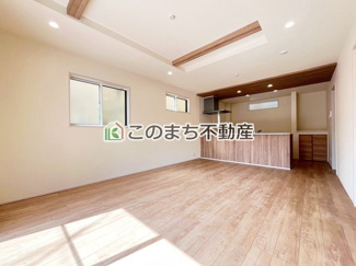 【居間・リビング】 | WOODIE　久喜市青毛3丁目　1号棟 | 【同社施工例】建具やクロス・その他仕様が異なる場合がございます。
