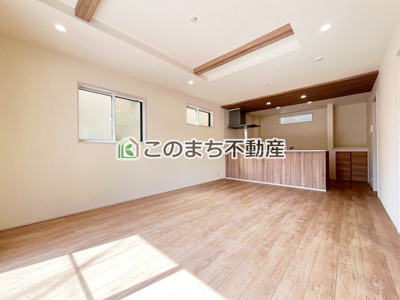 【居間・リビング】 | WOODIE　久喜市青毛3丁目　1号棟 | 【同社施工例】建具やクロス・その他仕様が異なる場合がございます。
