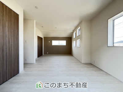 【洋室】 | WOODIE　久喜市青毛3丁目　1号棟 | 日当たりが良く明るい洋室です。クローゼット付きで家具の配置がしやすく居心地の良いプライベート空間を演出します。
