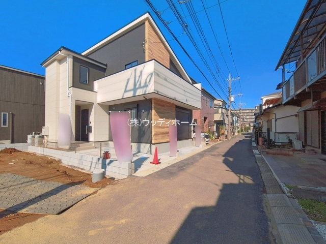 越谷市大沢14期　新築一戸建ての前面道路含む現地写真