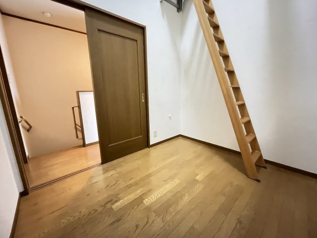中務町の洋室
