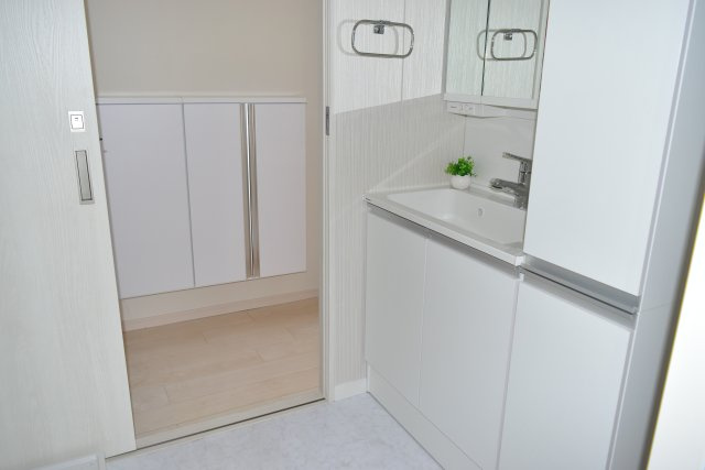 調布市小島町３丁目の中古マンションの独立洗面台
