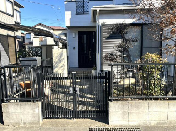 伊勢崎市 長沼町（剛志駅） 2階建 ４ＬＤＫの玄関|玄関入り口