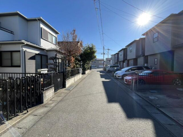伊勢崎市 長沼町（剛志駅） 2階建 ４ＬＤＫの前面道路含む現地写真
