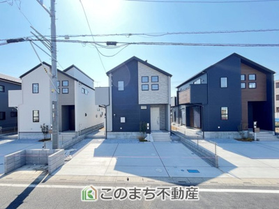 【駐車場】 | WOODIE　久喜市青毛3丁目　2号棟 | お車を並列で3台駐車可能です。駐車場の横はお庭スペースとしても利用可能。お子様も喜びそう♪
