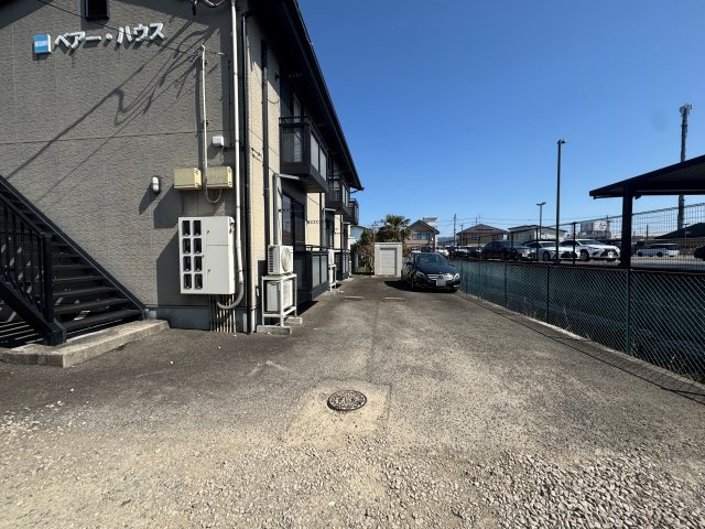 想定年間賃料299.5万　想定利回り12％　木造の駐車場