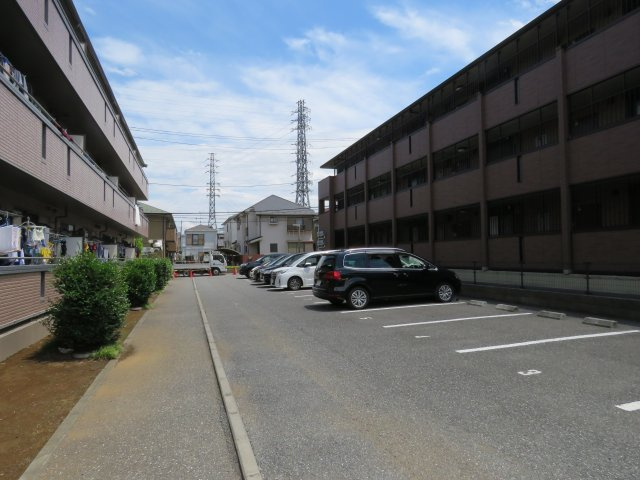 フェニックス小仙波C棟の駐車場