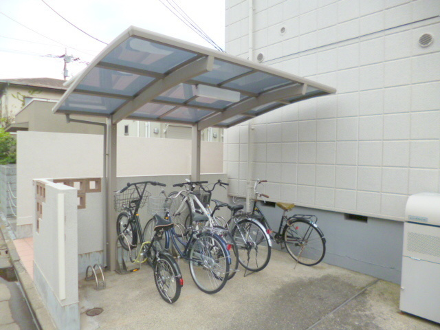 メゾンフォーレのその他共用部分|★屋根付きの駐輪場です★