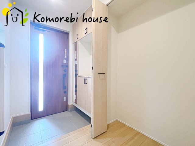 上尾市瓦葺　第1期　新築一戸建て　リナージュ　01の玄関|落ち着いた玄関です