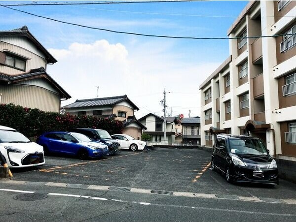 マンション菅沼の駐車場