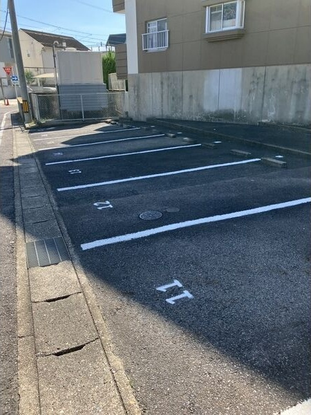 マンション菅沼の駐車場