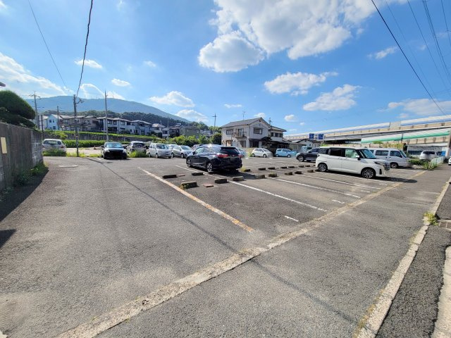 フラワリータウン生駒D棟の駐車場
