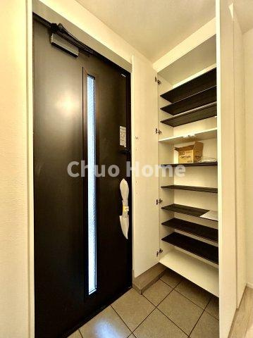江戸川区南葛西2丁目新築分譲住宅の玄関|【玄関】玄関には大型のシューズクローゼットを設置しておりますのでいつでもスッキリりとした空間を保てます。玄関周りを清潔に使うのはとても大事なことですよね。