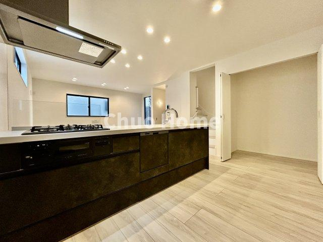 江戸川区南葛西2丁目新築分譲住宅のキッチン|ワイドで収納豊富なシステムキッチン