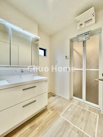 江戸川区南葛西2丁目新築分譲住宅のランドリースペース|【ランドリースペース】担当者がスケールを持ち歩いておりますので、ご見学時には現在お使いの洗濯機などがきちんと収まるかなどもチェックして下さい。見学前に測っておくと非常に便利だと思います。
