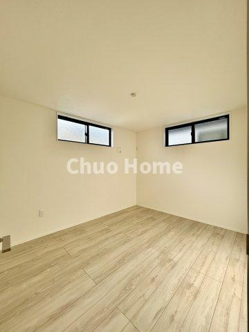 江戸川区南葛西2丁目新築分譲住宅の寝室|【寝室】心と体をゆったりと安らげる主寝室。寝室のゆとりが大きい分だけ、暮らしの安らぎは深まります。一日の疲れを癒すだけでなく、ご夫婦の親密な語らいを紡ぎ出します